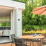 2 Bedroom Amazing In Holiday home *